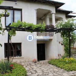 Продавам в село Асеново , в крайдунавската община Никопол.Област Плевен  КЪЩА ЗА ГОСТИ