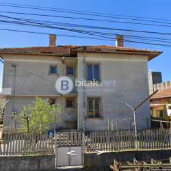 Двуетажна тухлена къща с гараж, 121 000 €